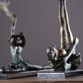 Táncoló figura műgyanta szobor — minimalist stílusú asztali dekoráció, ajándék lehet párnak, kollégának, barátnak, gyermeknek vagy osztálytársnak