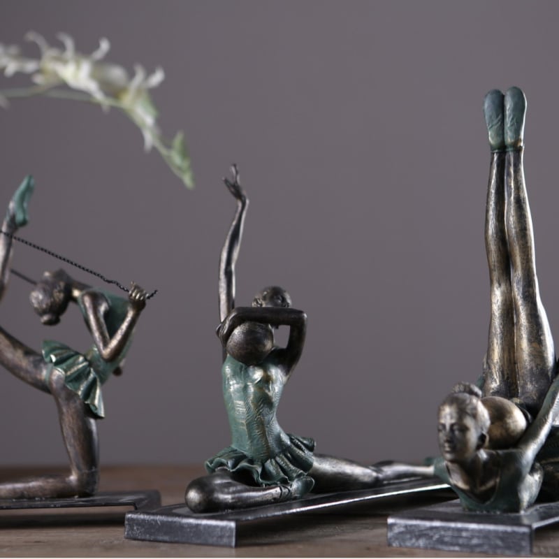 Táncoló figura műgyanta szobor — minimalist stílusú asztali dekoráció, ajándék lehet párnak, kollégának, barátnak, gyermeknek vagy osztálytársnak