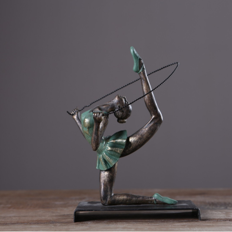 Táncoló figura műgyanta szobor — minimalist stílusú asztali dekoráció, ajándék lehet párnak, kollégának, barátnak, gyermeknek vagy osztálytársnak