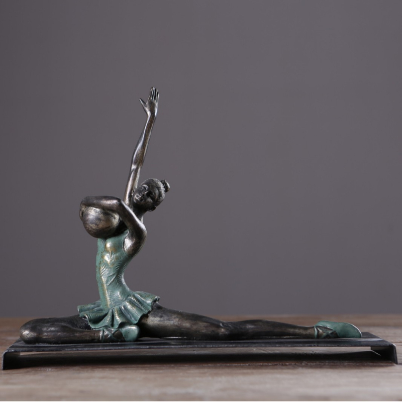 Táncoló figura műgyanta szobor — minimalist stílusú asztali dekoráció, ajándék lehet párnak, kollégának, barátnak, gyermeknek vagy osztálytársnak