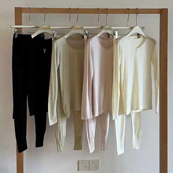 Ženski termalni set za bazni sloj: gornji dio s dugim rukavima i hlače 3/4, najlon tkanina, jednobojna, okrugli vrat, osnovni sloj, zadržava toplinu, 70–80% najlon, srednja težina 181–200 g/m²