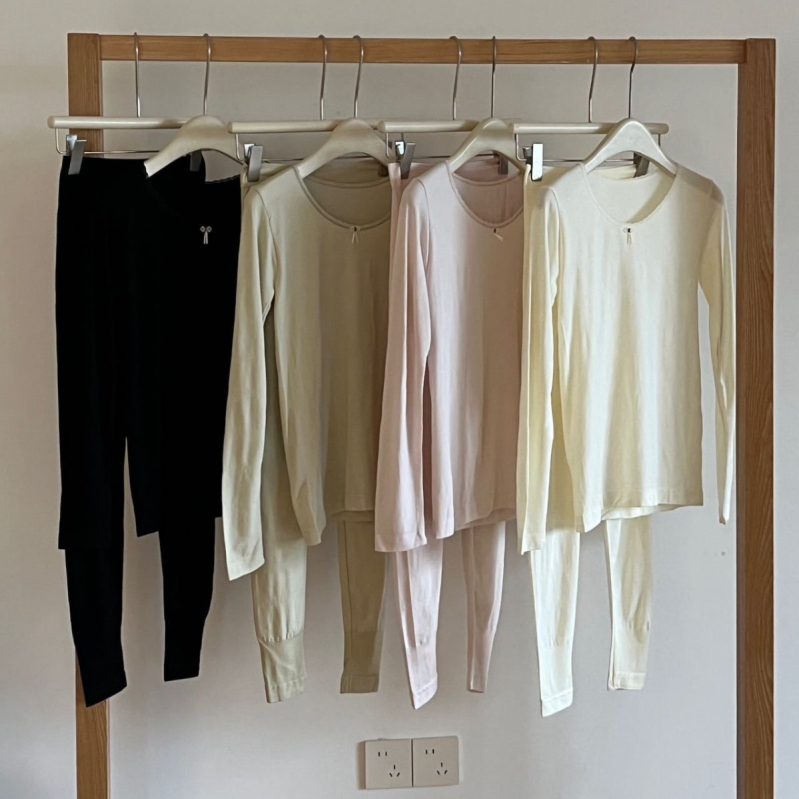 Ženski termalni set za bazni sloj: gornji dio s dugim rukavima i hlače 3/4, najlon tkanina, jednobojna, okrugli vrat, osnovni sloj, zadržava toplinu, 70–80% najlon, srednja težina 181–200 g/m²