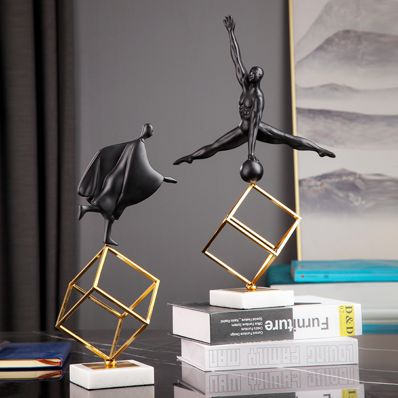 Oeny nordijska karakterna skulptura od metala i smole, ornament, moderni minimalistički dekor