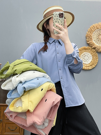 Pamukasta kardigan-košulja, duge rukave, ovratnik s reverom, jednostruko kopčanje, duljina 50–65 cm