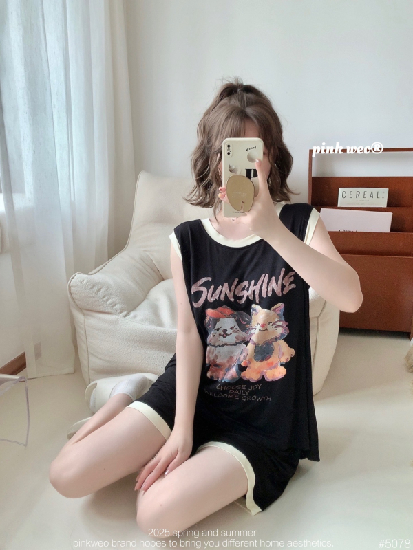 Set de pijamale din modal cu imprimeu cartoon pisică și câine, cu pernă pentru sân — top fără mâneci și șort, guler rotund