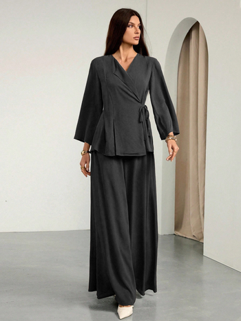 Costum femei din două piese cu pantaloni — Top cardigan cu decolteu în V și șnur în talie, mâneci ¾, material poliester-spandex