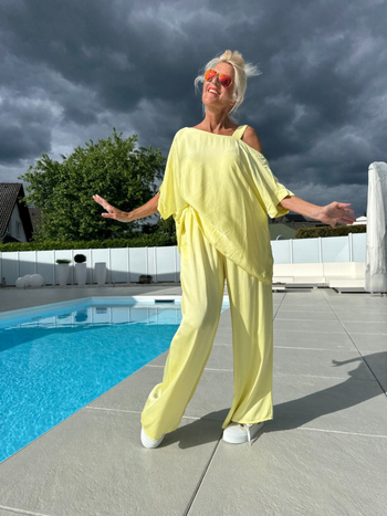 Set casual de damă din două piese: bluză cu guler neregulat și pantaloni, poliester-elastan, fără călcare, toamnă 2025