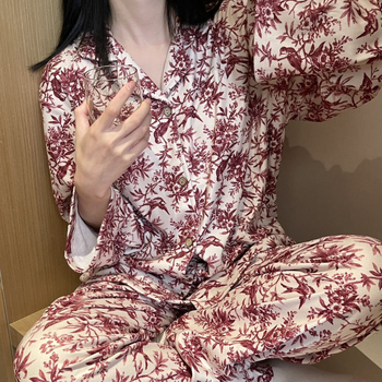 Derong velúr anyagú pizsamszett, fő anyagként akril 95–100%, prémium virágminta, rever gallér, hosszú ujjú