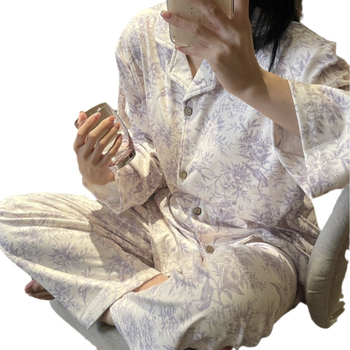 Derong velúr anyagú pizsamszett, fő anyagként akril 95–100%, prémium virágminta, rever gallér, hosszú ujjú