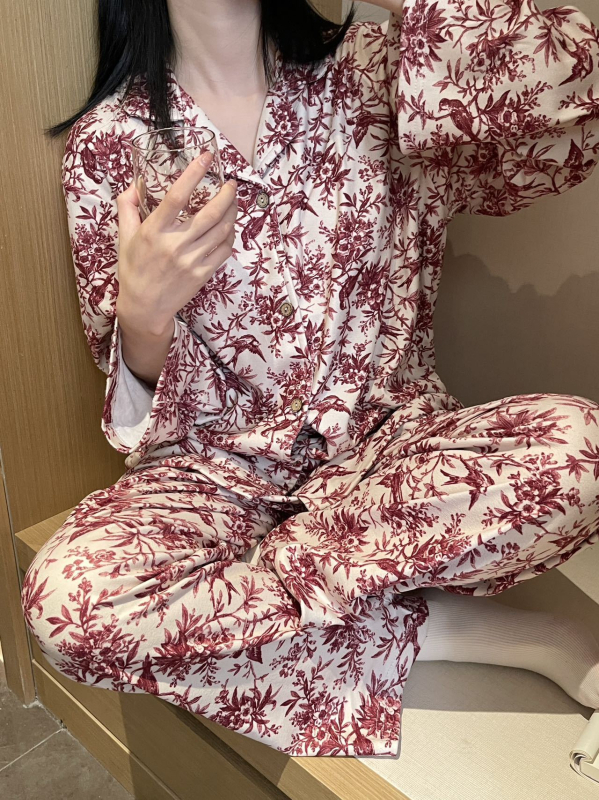 Derong velúr anyagú pizsamszett, fő anyagként akril 95–100%, prémium virágminta, rever gallér, hosszú ujjú