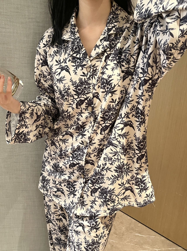 Derong velúr anyagú pizsamszett, fő anyagként akril 95–100%, prémium virágminta, rever gallér, hosszú ujjú