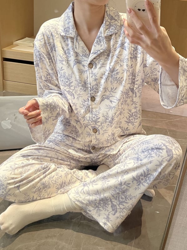 Derong velúr anyagú pizsamszett, fő anyagként akril 95–100%, prémium virágminta, rever gallér, hosszú ujjú