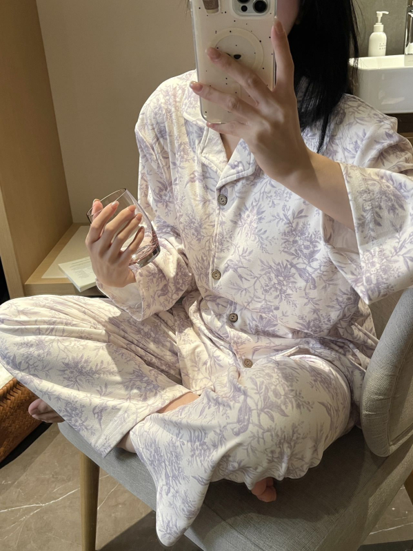 Derong velúr anyagú pizsamszett, fő anyagként akril 95–100%, prémium virágminta, rever gallér, hosszú ujjú