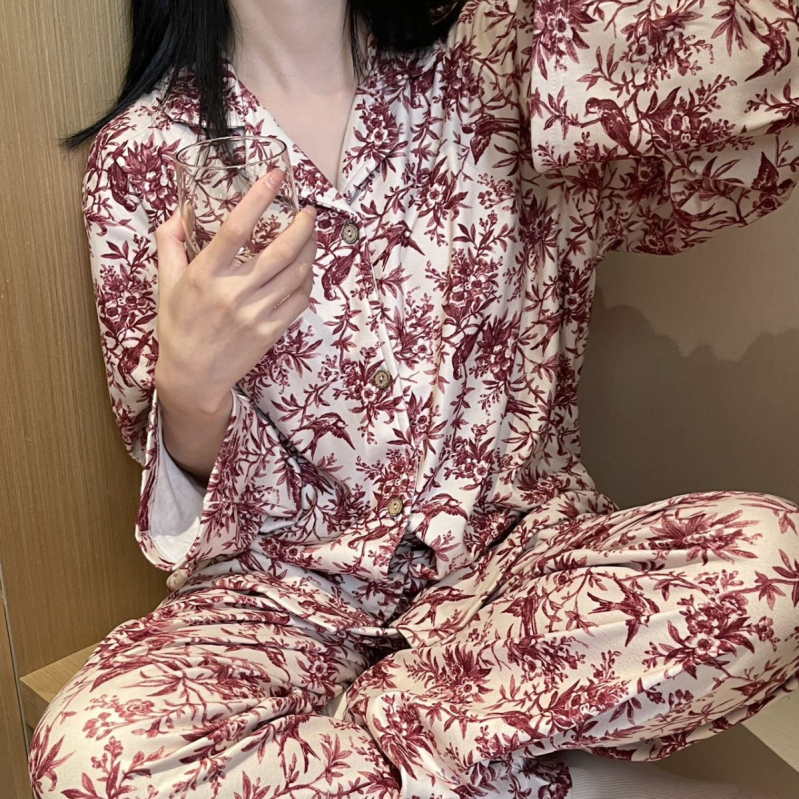 Derong velúr anyagú pizsamszett, fő anyagként akril 95–100%, prémium virágminta, rever gallér, hosszú ujjú