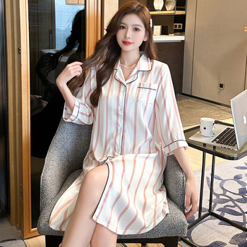 Νυχτερινή σατέν νυχτερινό φόρεμα με γιακά-καρντγκάν, μισά μανίκια, μήκος μίντι – πολυτελής οικιακή ενδυμασία για καλοκαίρι