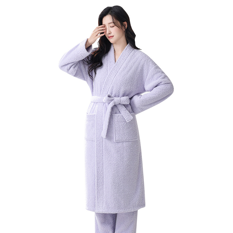 Set de halat lung pentru toamnă-iarnă, din semi-catifea, căptușit cu fleece coral, grosime 251–300 g/m², decolteu în V, mâneci lungi