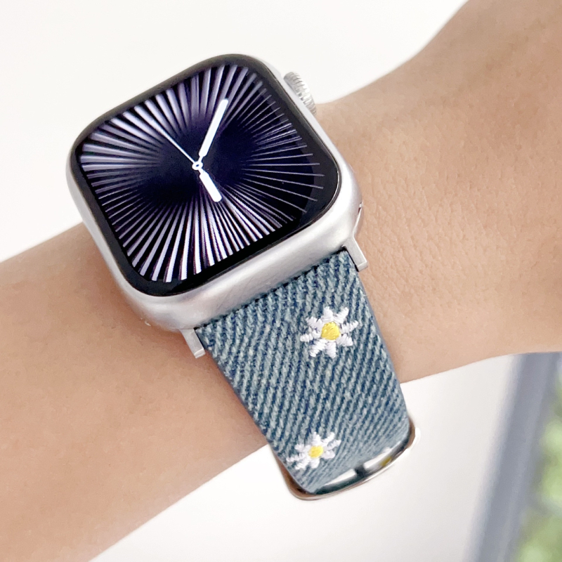 Little Daisy vyšívaný denim remienok pre Apple Watch s kolíkovou sponou, uvedenie 2025