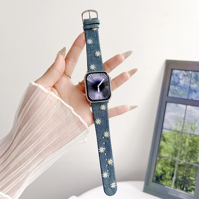Little Daisy vyšívaný denim remienok pre Apple Watch s kolíkovou sponou, uvedenie 2025