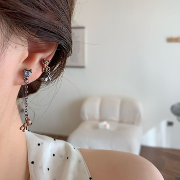 Aino auskarai – lydinys, su cirkoniu, širdies forma, animacinių personažų ir gyvūnų motyvai, tamsus vėjo stilius, moterims, rudens 2025 kolekcija.