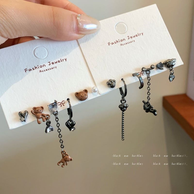 Aino auskarai – lydinys, su cirkoniu, širdies forma, animacinių personažų ir gyvūnų motyvai, tamsus vėjo stilius, moterims, rudens 2025 kolekcija.