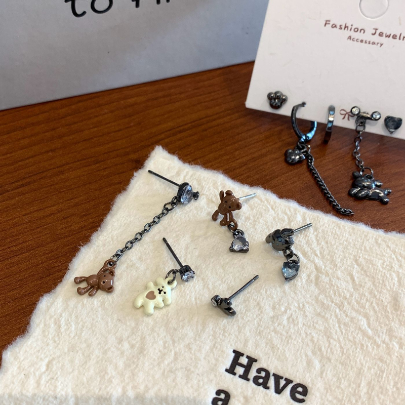 Aino auskarai – lydinys, su cirkoniu, širdies forma, animacinių personažų ir gyvūnų motyvai, tamsus vėjo stilius, moterims, rudens 2025 kolekcija.