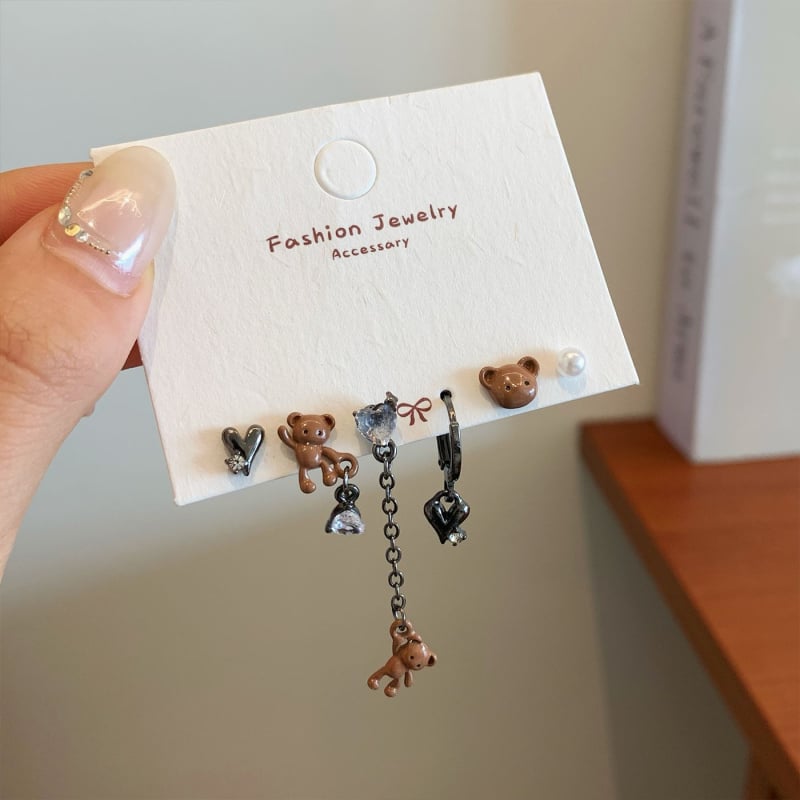 Aino auskarai – lydinys, su cirkoniu, širdies forma, animacinių personažų ir gyvūnų motyvai, tamsus vėjo stilius, moterims, rudens 2025 kolekcija.