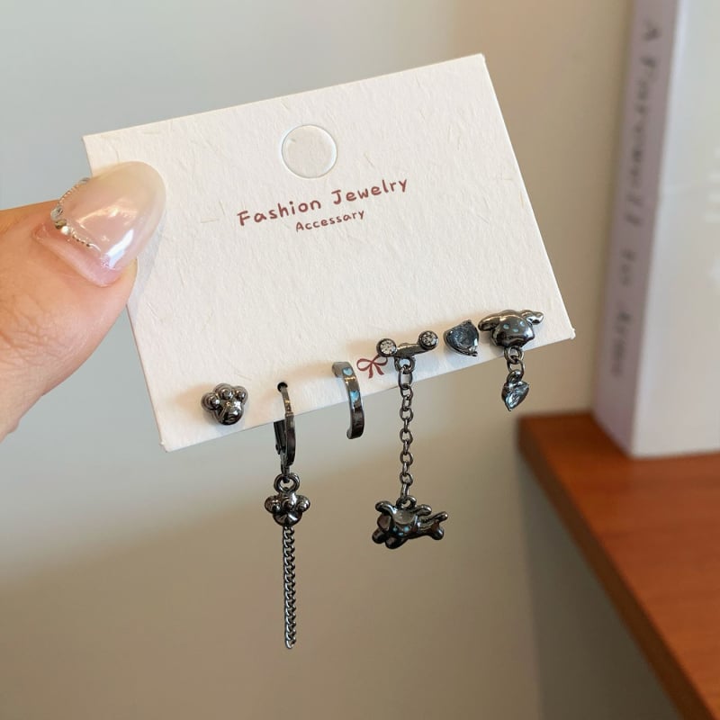 Aino auskarai – lydinys, su cirkoniu, širdies forma, animacinių personažų ir gyvūnų motyvai, tamsus vėjo stilius, moterims, rudens 2025 kolekcija.