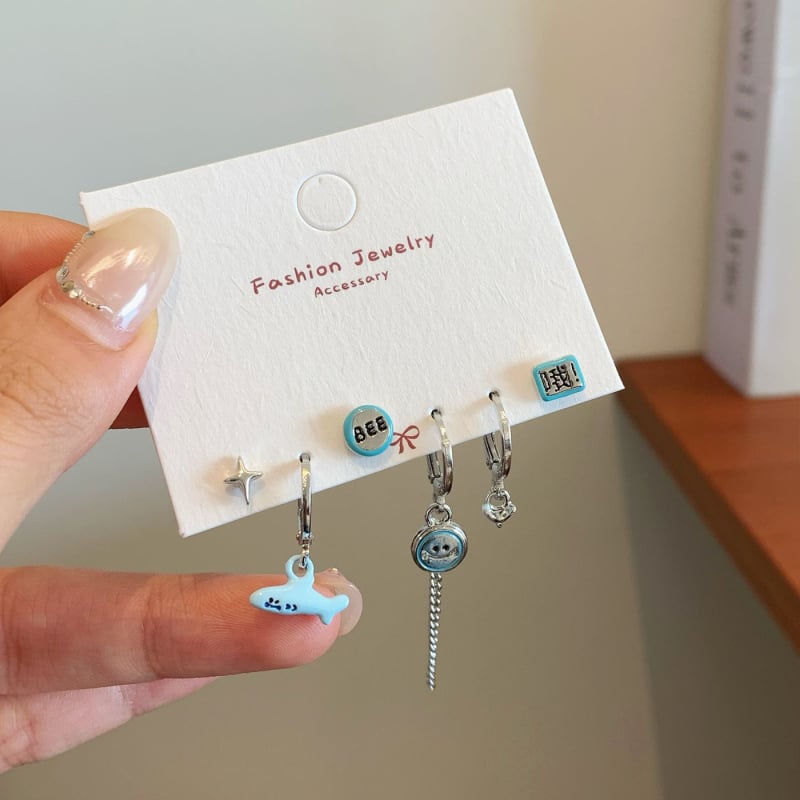 Aino auskarai – lydinys, su cirkoniu, širdies forma, animacinių personažų ir gyvūnų motyvai, tamsus vėjo stilius, moterims, rudens 2025 kolekcija.