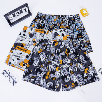 Ανδρικά παντελόνια Arlo – 95–100% βαμβάκι, πλεκτό ύφασμα, μεσαία μέση, μοτίβο graffiti (γράμματα/αριθμοί/ροκ μουσική), ανύψωση γλουτών και μορφοποίηση σώματος