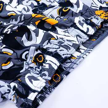 Ανδρικά παντελόνια Arlo – 95–100% βαμβάκι, πλεκτό ύφασμα, μεσαία μέση, μοτίβο graffiti (γράμματα/αριθμοί/ροκ μουσική), ανύψωση γλουτών και μορφοποίηση σώματος