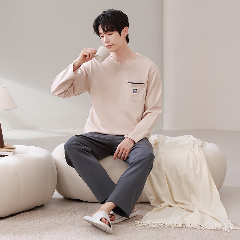 Pijamale pentru bărbați – set, din bumbac pur, mâneci lungi, guler rotund, stil ușor sportiv; grosime medie 161–180 g/m², respirante, confortabile, potrivite pentru purtare în exterior