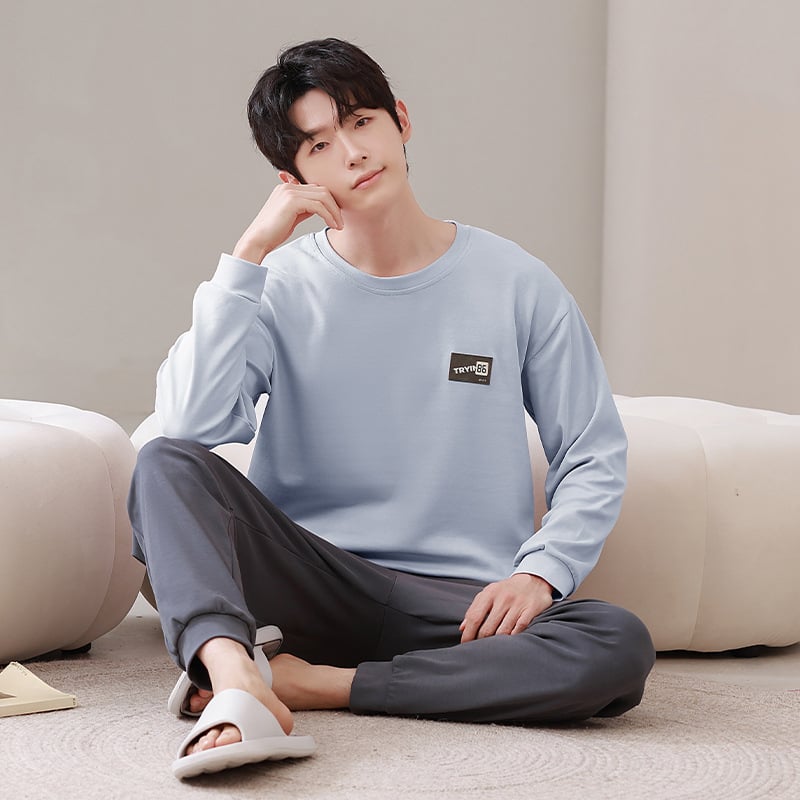 Pijamale pentru bărbați – set, din bumbac pur, mâneci lungi, guler rotund, stil ușor sportiv; grosime medie 161–180 g/m², respirante, confortabile, potrivite pentru purtare în exterior