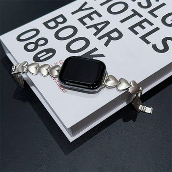 Brățară metalică pentru Apple iWatch cu motiv inimă — compatibil cu Apple iWatch, lățime 20 mm, închidere cu clapă, greutate 40 g, lansare 2024.