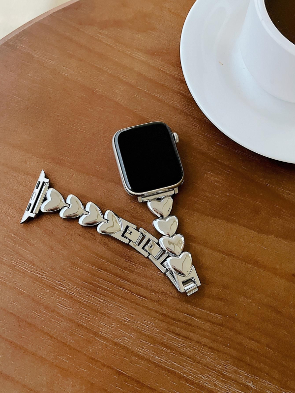 Brățară metalică pentru Apple iWatch cu motiv inimă — compatibil cu Apple iWatch, lățime 20 mm, închidere cu clapă, greutate 40 g, lansare 2024.