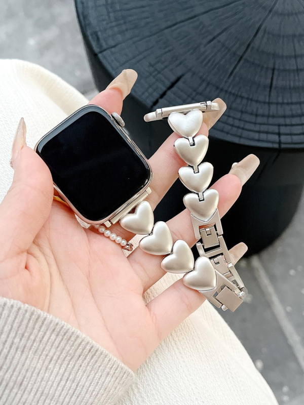 Brățară metalică pentru Apple iWatch cu motiv inimă — compatibil cu Apple iWatch, lățime 20 mm, închidere cu clapă, greutate 40 g, lansare 2024.