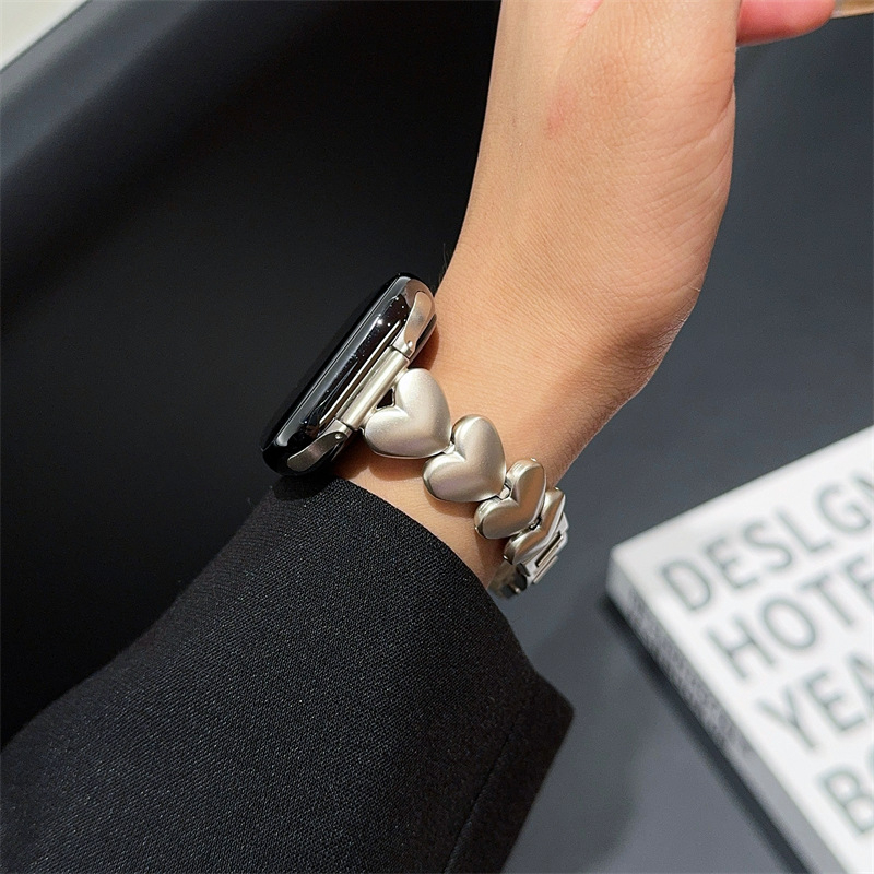 Brățară metalică pentru Apple iWatch cu motiv inimă — compatibil cu Apple iWatch, lățime 20 mm, închidere cu clapă, greutate 40 g, lansare 2024.