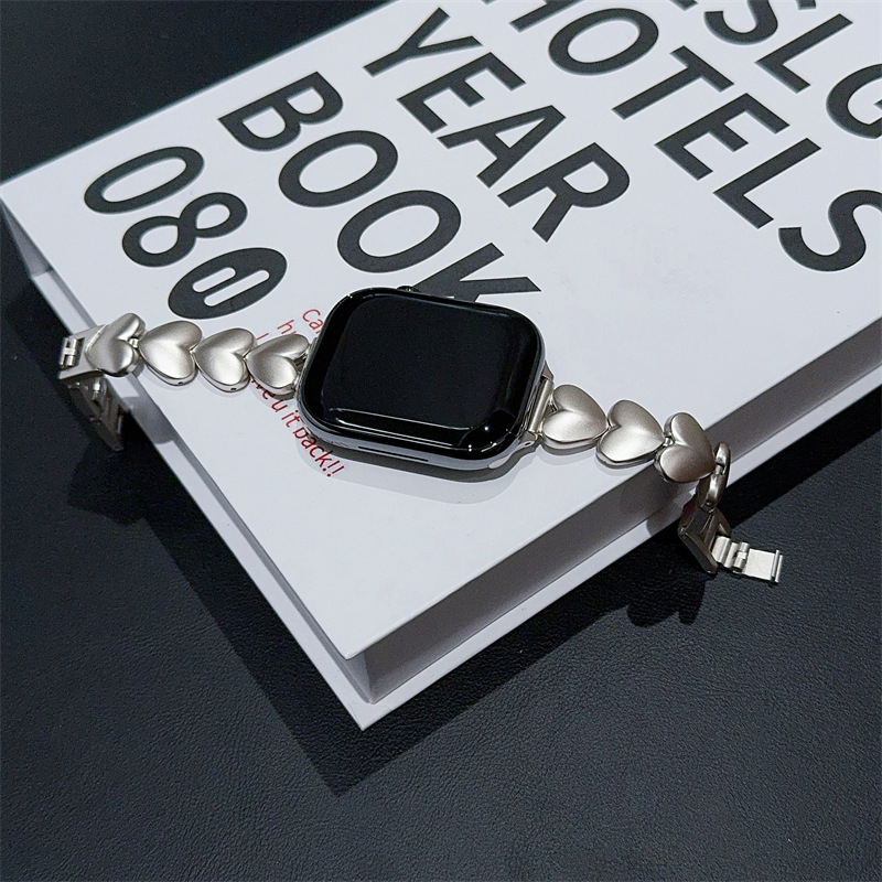 Brățară metalică pentru Apple iWatch cu motiv inimă — compatibil cu Apple iWatch, lățime 20 mm, închidere cu clapă, greutate 40 g, lansare 2024.