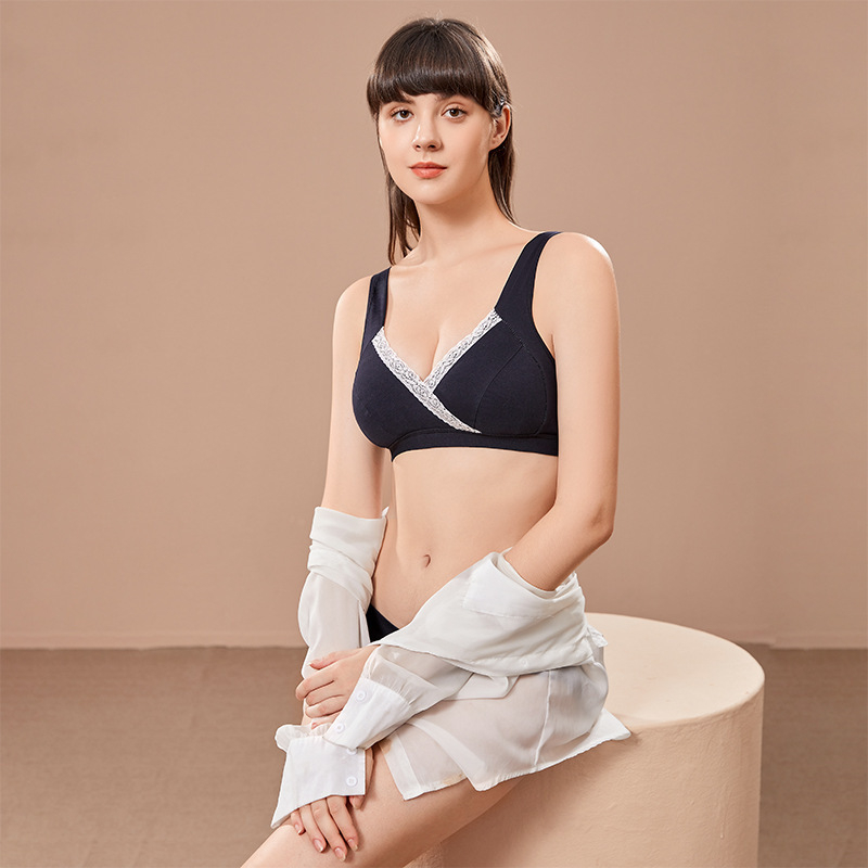 Vezeték nélküli szoptatós melltartó, pamutban gazdag anyag (90–95%), közepesen formázott kosarak, hátul három soros záródással, szoptatáshoz