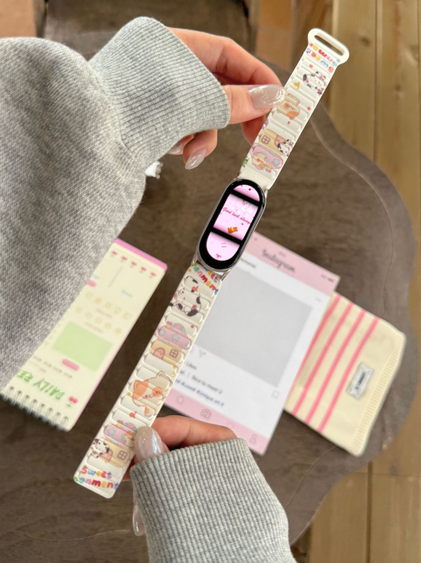 Brățară din silicon Cartoon Cat pentru Xiaomi: brand SH; compatibilă cu Xiaomi Band 9/10, Xiaomi 8 Pro, Redmi Watch 4/5; lansare 2025; cataramă magnetică