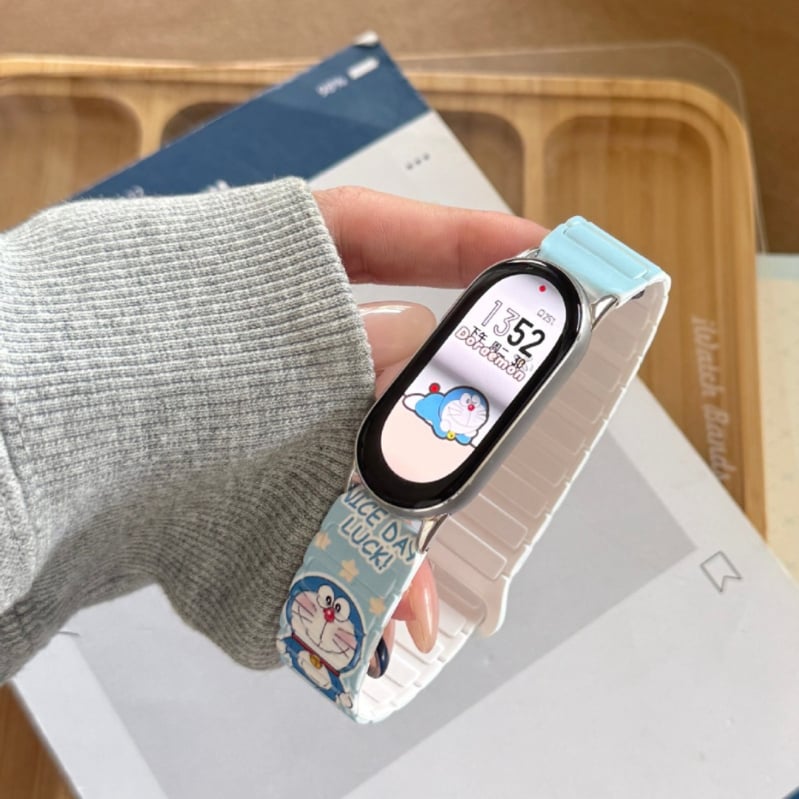 Brățară din silicon Cartoon Cat pentru Xiaomi: brand SH; compatibilă cu Xiaomi Band 9/10, Xiaomi 8 Pro, Redmi Watch 4/5; lansare 2025; cataramă magnetică