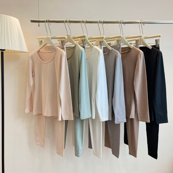 Pagrindinis terminis sluoksnis moterims rudens–žiemos sezonai, be siūlių ir siaurai prigludęs siluetas, 75% poliesteris, 25% akrilas, vieno sluoksnio, vidutinė šiluma