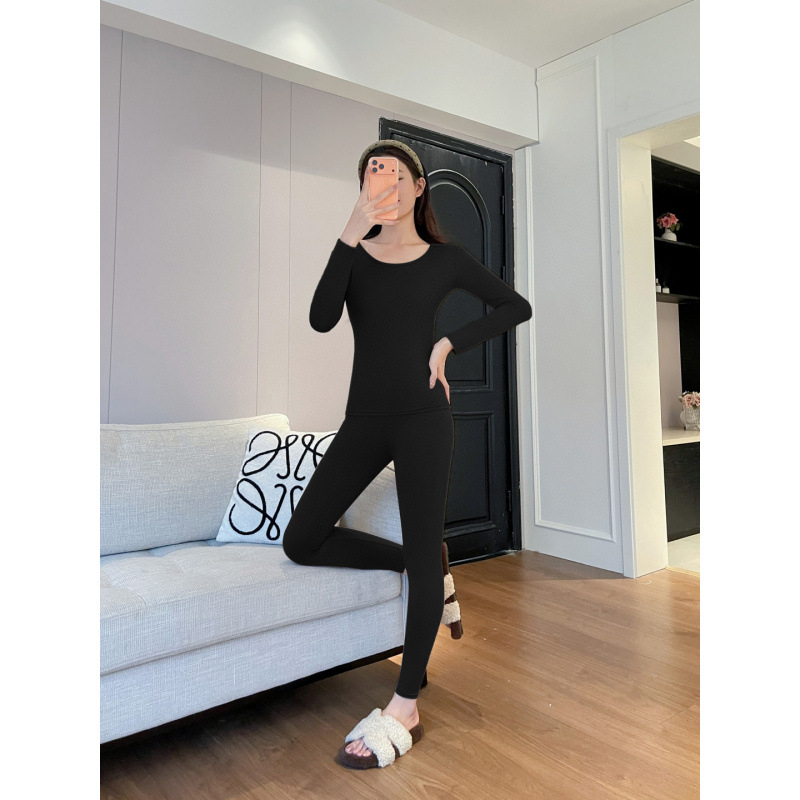 Pagrindinis terminis sluoksnis moterims rudens–žiemos sezonai, be siūlių ir siaurai prigludęs siluetas, 75% poliesteris, 25% akrilas, vieno sluoksnio, vidutinė šiluma