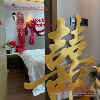 Svadobná dekorácia s symbolom Dvojitého šťastia na KT doske, s lepidlom, rekvizít pre nevestu a kulisa svadobnej miestnosti.