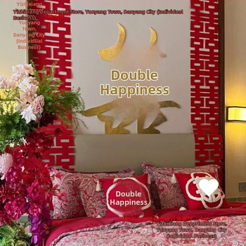 Svadobná dekorácia s symbolom Dvojitého šťastia na KT doske, s lepidlom, rekvizít pre nevestu a kulisa svadobnej miestnosti.