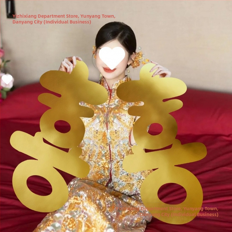 Svadobná dekorácia s symbolom Dvojitého šťastia na KT doske, s lepidlom, rekvizít pre nevestu a kulisa svadobnej miestnosti.