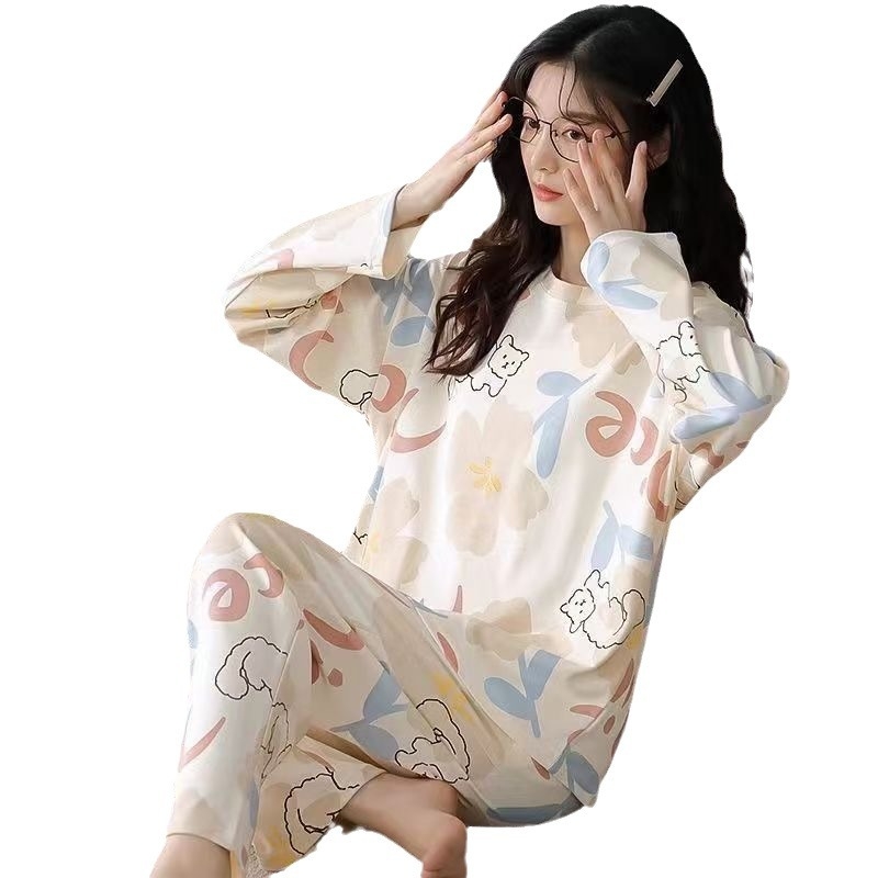 Pizsama, pulóver-stílusú rajzfilm, tej selyem anyag (95–100% poliészter), vékony súly 121–140 g/m2, kerek nyakú, hosszú ujjú, nadrág