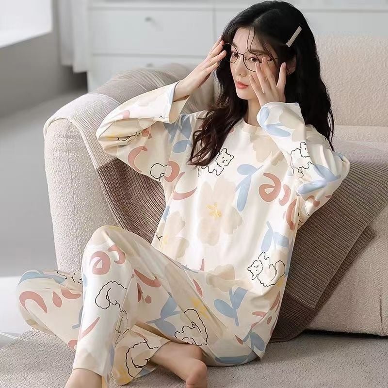 Pizsama, pulóver-stílusú rajzfilm, tej selyem anyag (95–100% poliészter), vékony súly 121–140 g/m2, kerek nyakú, hosszú ujjú, nadrág