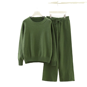 Ženski pleteni casual dvodijelni set s udobnim puloverom i широким hlačama.