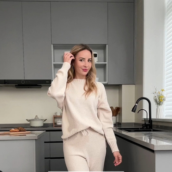 Ženski pleteni casual dvodijelni set s udobnim puloverom i широким hlačama.