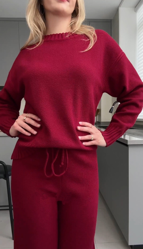 Ženski pleteni casual dvodijelni set s udobnim puloverom i широким hlačama.